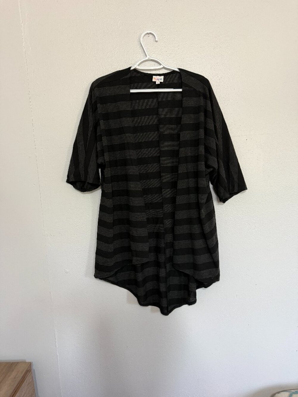🖤 Chic & Modern! LuLaRoe Black & Charcoal Grey Striped Lindsay Kimono Cardigan
